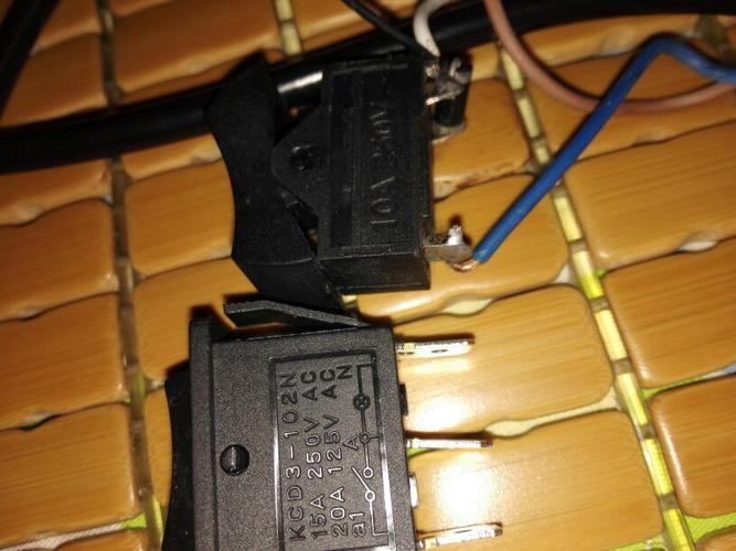 吹风机快慢挡开关,开关上有接线图,220v那个线接在哪个头上啊