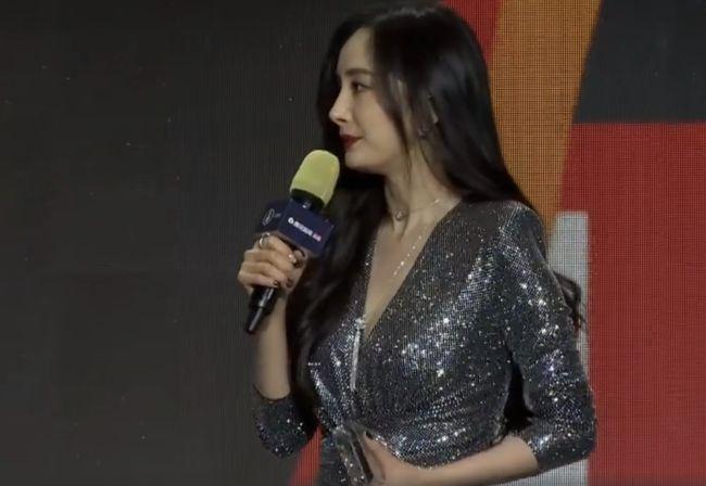 杨幂活动全程被关美颜特效看清她生图下的腿筷子都不敢说比你直