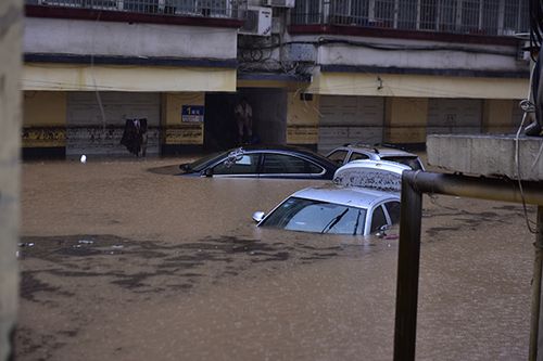 2021年7月20日,河南郑州登封市突降暴雨,道路积水成河,汽车被淹.
