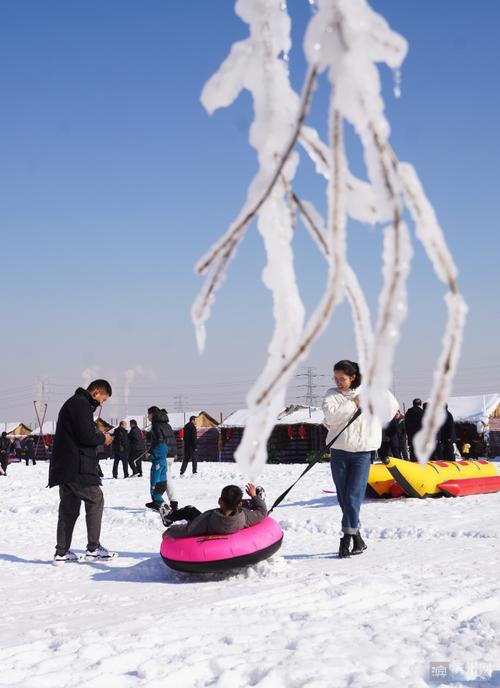 日报/滨州网讯1月1日,邹平市蝶恋谷开启为期2个月的雪乡冰雪节,滑雪圈