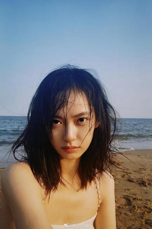 其中她最近接演了热门大片《误杀2》,她饰演女记者李安琪,泼辣任性
