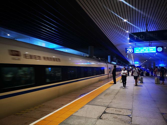 晚上10:04分,终于盼到守到你!出发重庆西!夜已深!