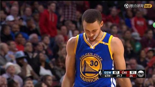 从库里落魄表情来看,勇士已经处在一个奔溃边界了