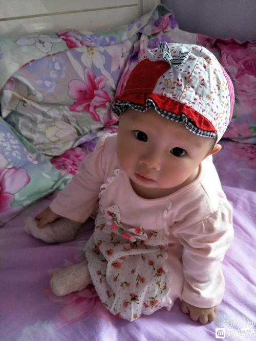 宝宝八个月了,会哭会笑,会坐会爬.就是还