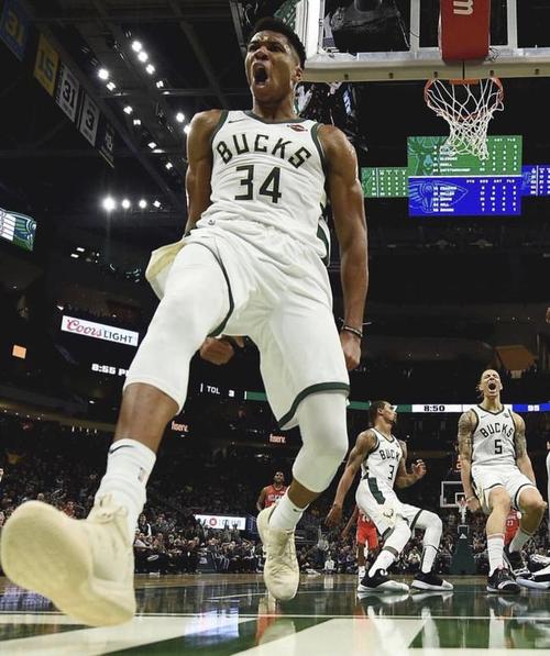 字母哥当选年度最佳欧洲球员队内有人拿过4次