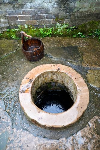 村里有一口古井,水清澈幽深,现在仍然在使用.