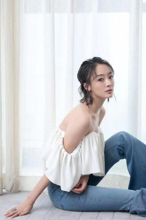 孙铱亮相新戏发布会 长腿吸睛被赞"腿精本精"