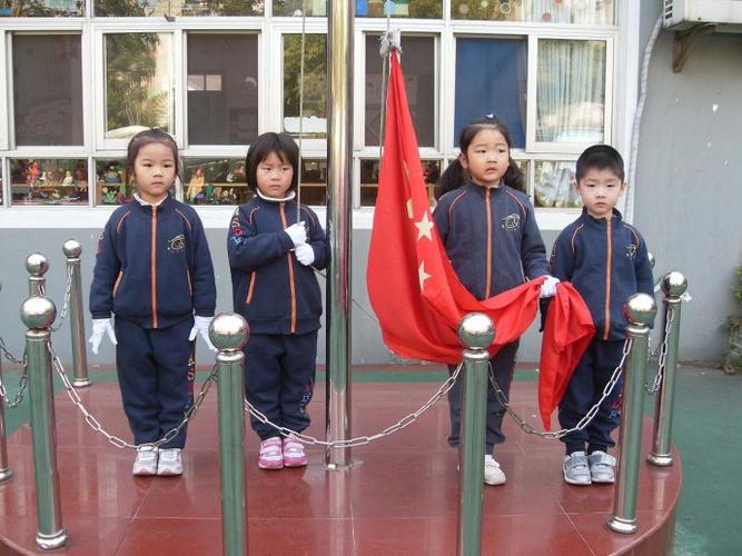    本周又轮到我们大二班组织升旗仪式喽~早上升旗手和护旗手们