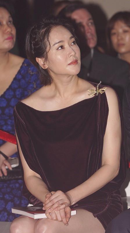 左小青没有化浓妆,反而看着更嫩了,配上短裙少女气质很明显