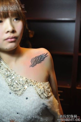 2013年最新出炉的美女锁骨翅膀纹身图案的含义