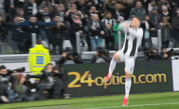 两粒进球是最好的礼物,进球后的王霜还模仿起了c罗和姆巴佩的庆祝动作