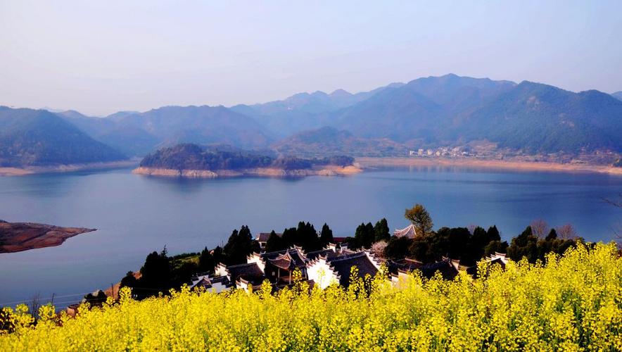 沃洲湖的沃洲湖畔真君殿