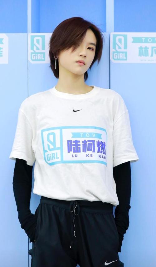 喻言 最后就是陆柯燃,陆柯燃也有纹身,但她纹身的地方与其他人不一样