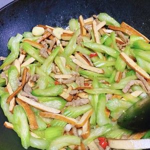 吃一大盒013芹菜香干炒肉