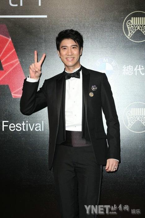 王力宏留八字胡变帅大叔 意外撞脸张学友