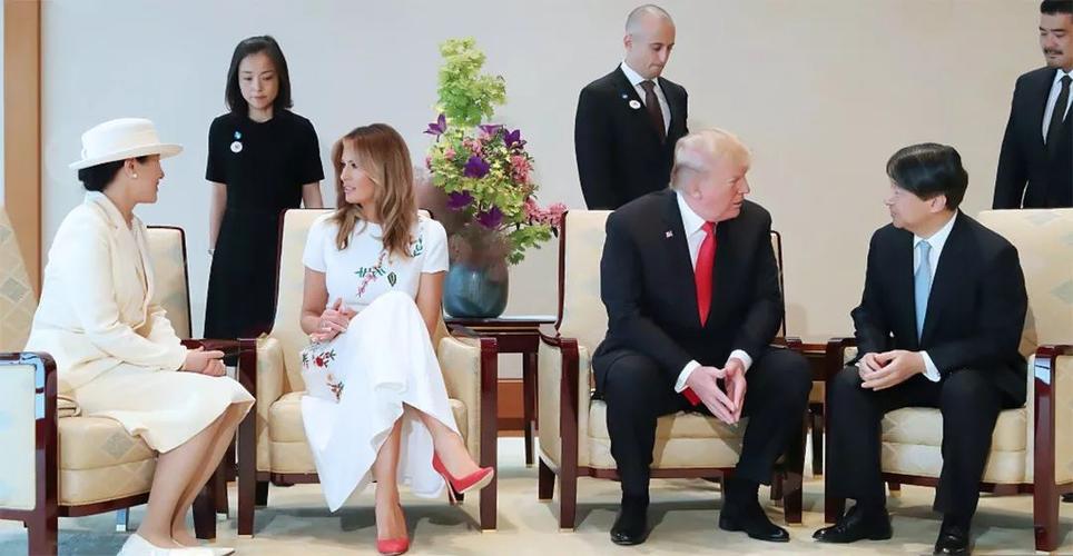 原创高贵冷艳的梅拉尼娅,时尚外交无人能比,但也会上演另类"惊喜"