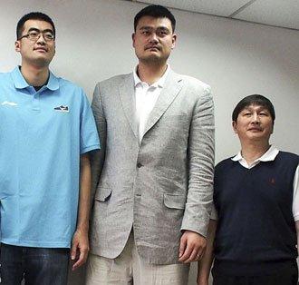 上海男篮宣布续约张兆旭 姚明出席发布会