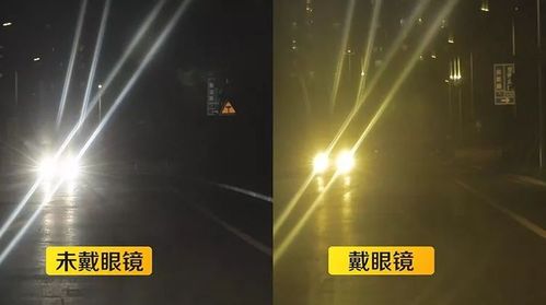 夜间双向车道的灯光