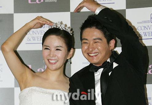 组图:韩谐星张英兰低调完婚 好友李多海道贺
