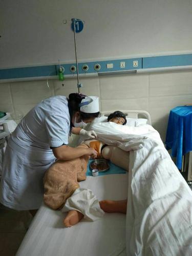 针灸(推拿)科护士朱晓燕示教女性患者留置导尿技术.