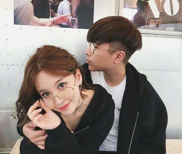 卢本伟女友"玩水照"流出,当被3个猛男抱起那刻,网友:卢本伟你不管管?