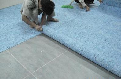 必要时可用专用的"自流平水泥 "处理以获得水平地面. 1,将卷材的一半