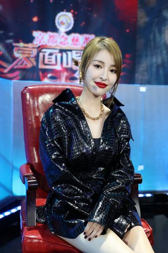 刘雪婧活力回归蒙面猜评团 青春气息散发独有少女魅力