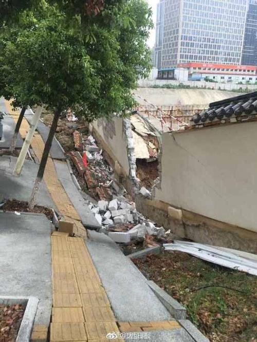 南昌市红谷滩新区金融大街由北往南方向,世贸路口附近一路面发生塌陷