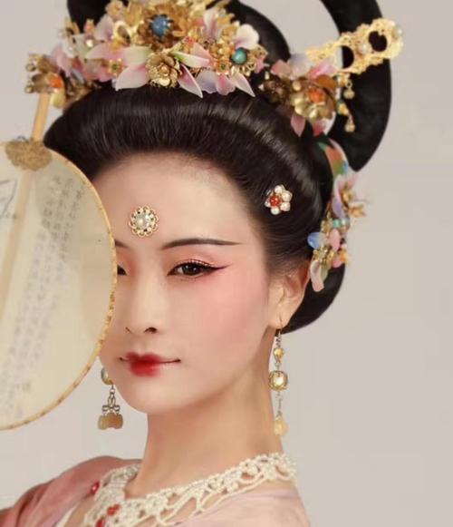 化妆师 大家经常看到影视里面的妆容非常漂亮或者非常形象,也有被恐怖