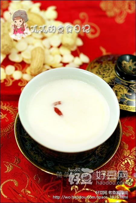 (1)花生杏仁露 材料:纯牛奶,杏仁,花生仁,白糖