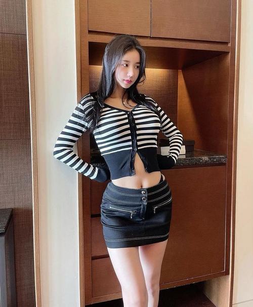 韩国djmiu福利美图欣赏网红版林允儿身材吸睛
