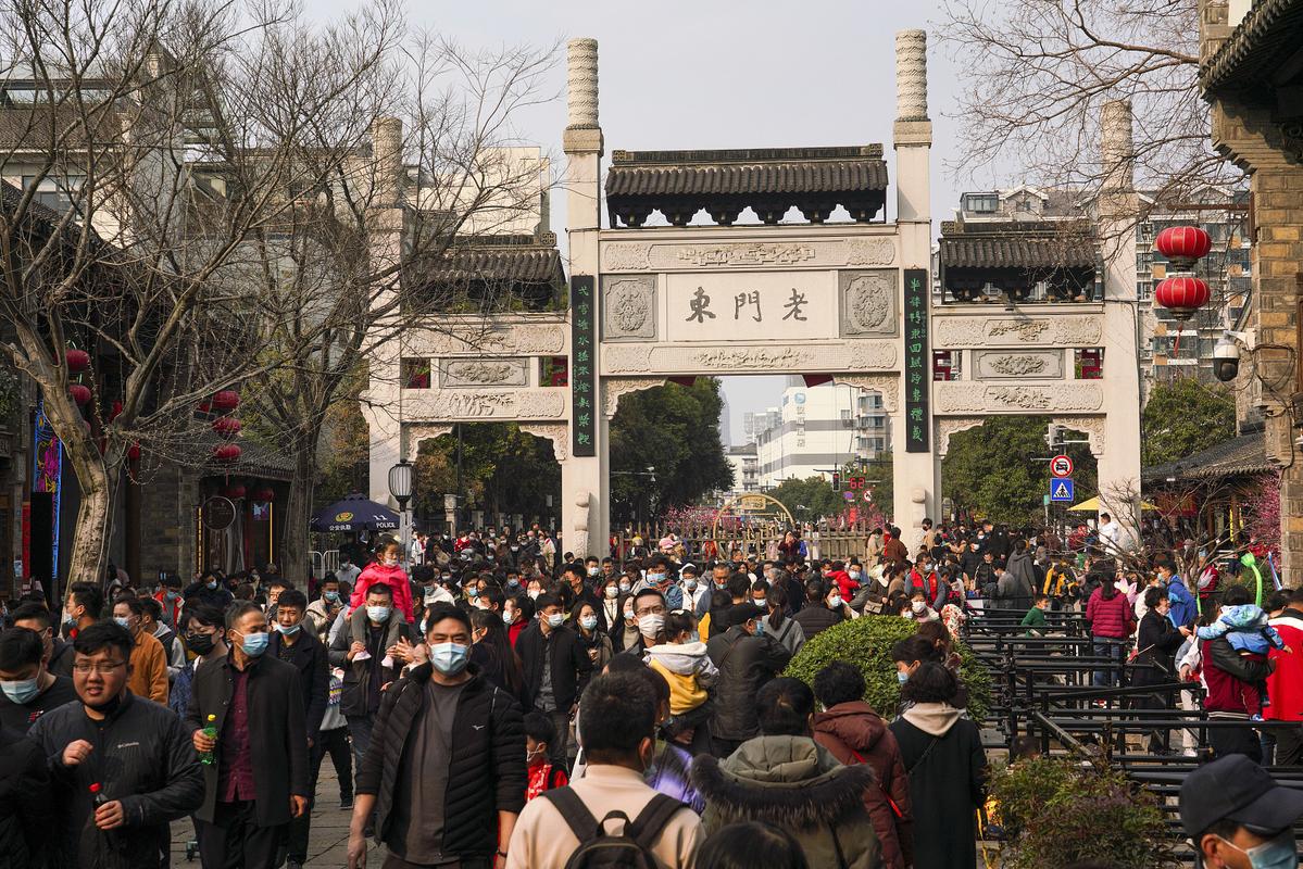 2021年2月14日,南京老门东景区游人如织.