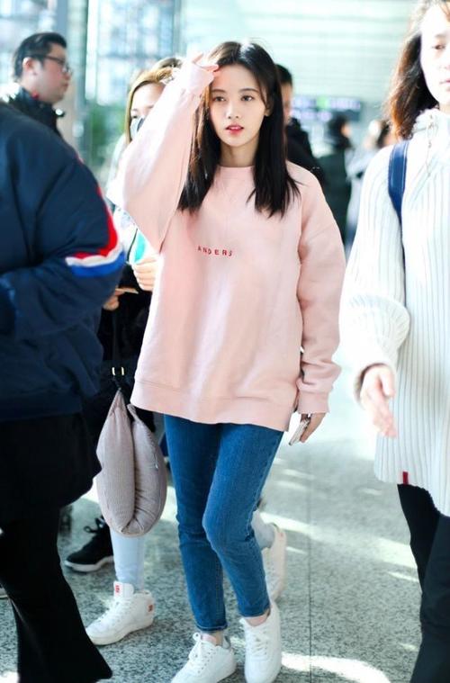 鞠婧祎穿搭氛围感满满!明明长相身高都不占优势,穿件卫衣都惊艳