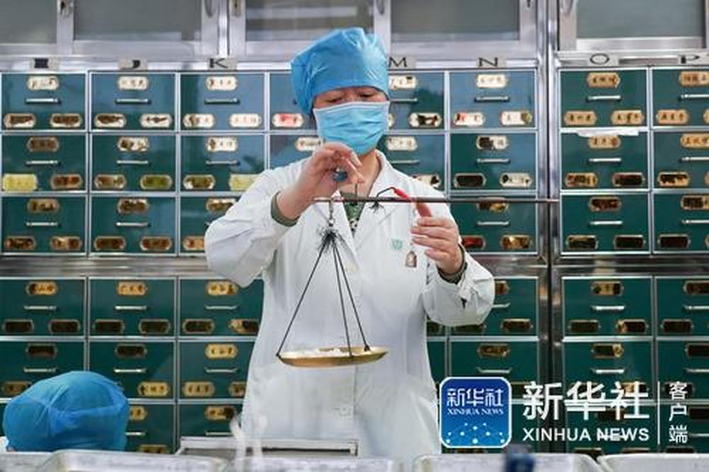 在北京地坛医院,药剂师在中药房为新冠肺炎患者配药(2月15日摄).