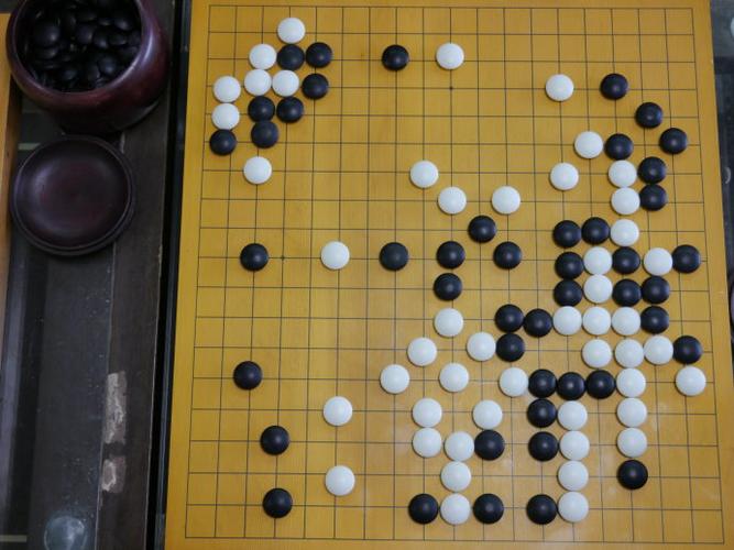 棋局进行至中盘,黑方二子的优势已经消失殆尽.