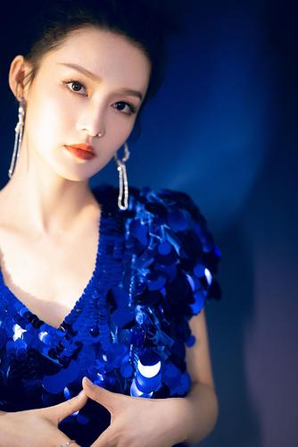 李沁工作室北京卫视cw造型,这大亮片好闪
