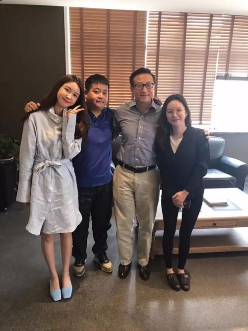 从左至右:张大奕 冯敏 蔡崇信 莉贝琳   很快,莉贝琳的产业链