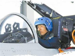 原文配图:航空兵驾驶战机.