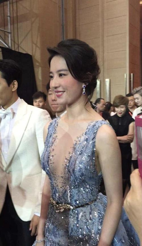 神仙姐姐不是浪得虚名刘亦菲穿蓝色礼服华丽高级温婉简约