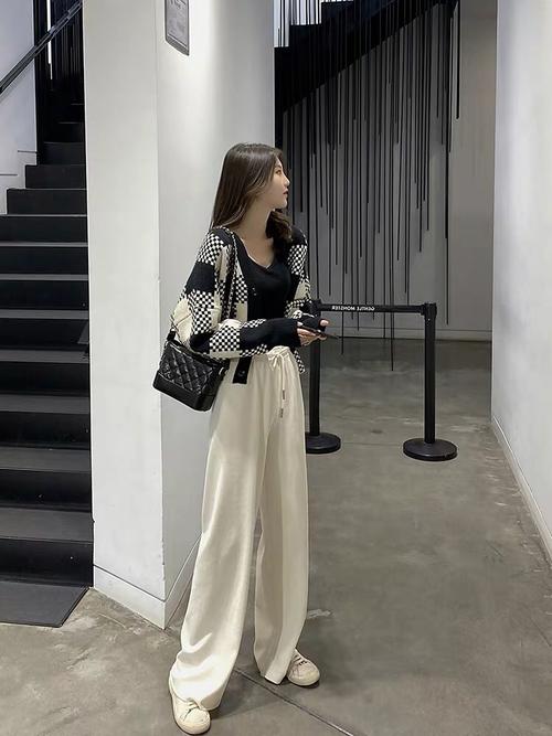 2021年新款早春穿搭套装网红街拍炸街气质港风女复古chic两件套装