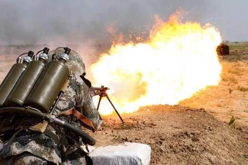 蒋军筑起堡垒工事轰不开炸不动张爱萍手一挥喷火连给我烧