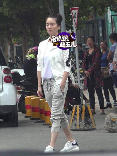 阔太生活也平常!左小青素颜接孩子下课