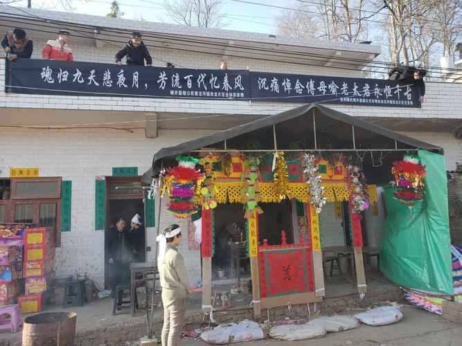 宗亲们一起悬挂悼念横幅!