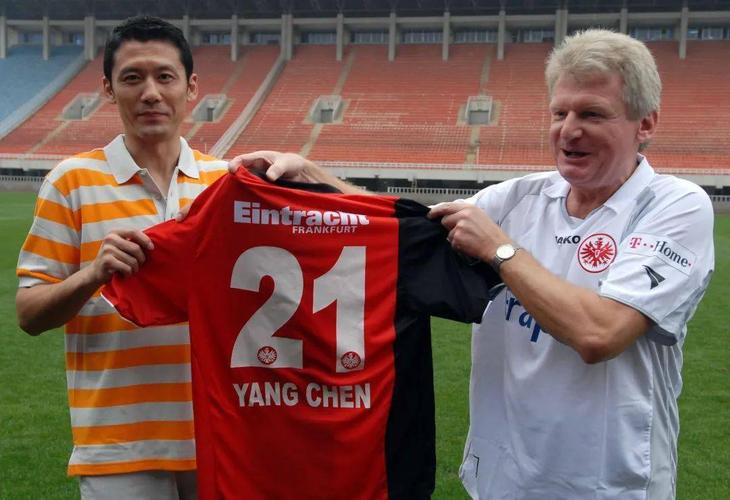 中国球员杨晨杨晨当选"德甲传奇球星"_法兰克福队