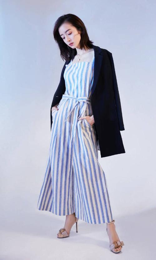 同穿大金链牛仔裤,身高166的胡冰卿居然比156的蔡依林