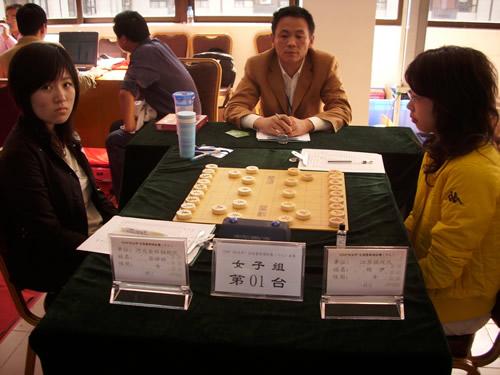 图文-象棋个人赛复赛首轮现场 张婷婷在看什么