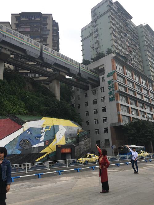 李子坝轻轨穿楼房闻名世界,也是重庆标志性景点之一,曾经在电视上看过