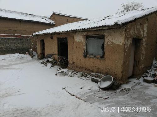 农村70年代的土房子,在雪中很有韵味的,小时候的记忆