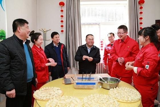李文明除夕看望慰问坚守岗位的一线员工-延长油田股份