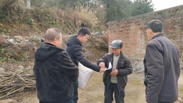 1月3日,修文县谷堡镇组织工作人员和各村干部入户走访慰问特困供养